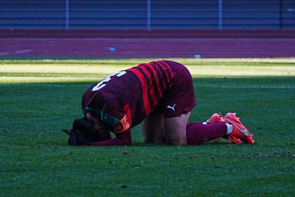 画像: PKを外し、ピッチに崩れ落ちる西村（写真　浅野凜太郎）