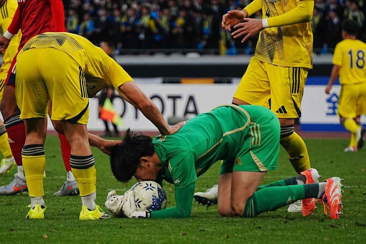 画像: ボールをしっかりと抑え込むプムラピー（写真中央　浅野凜太郎）