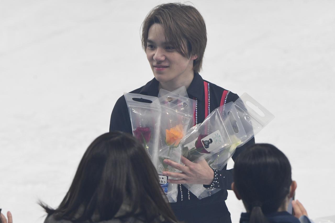 画像: ファンと交流を深める宇野昌磨