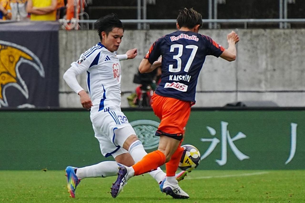 画像: 相手のドリブルを止める石尾（左、写真：浅野凜太郎）