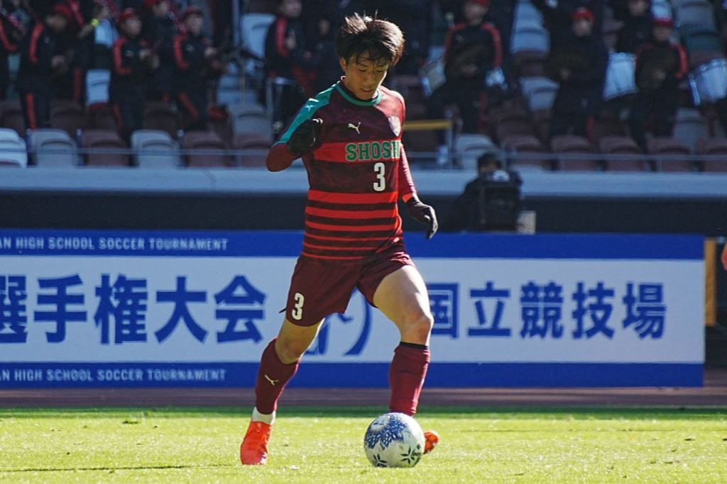 画像: パスを供給する西村（写真　浅野凜太郎）