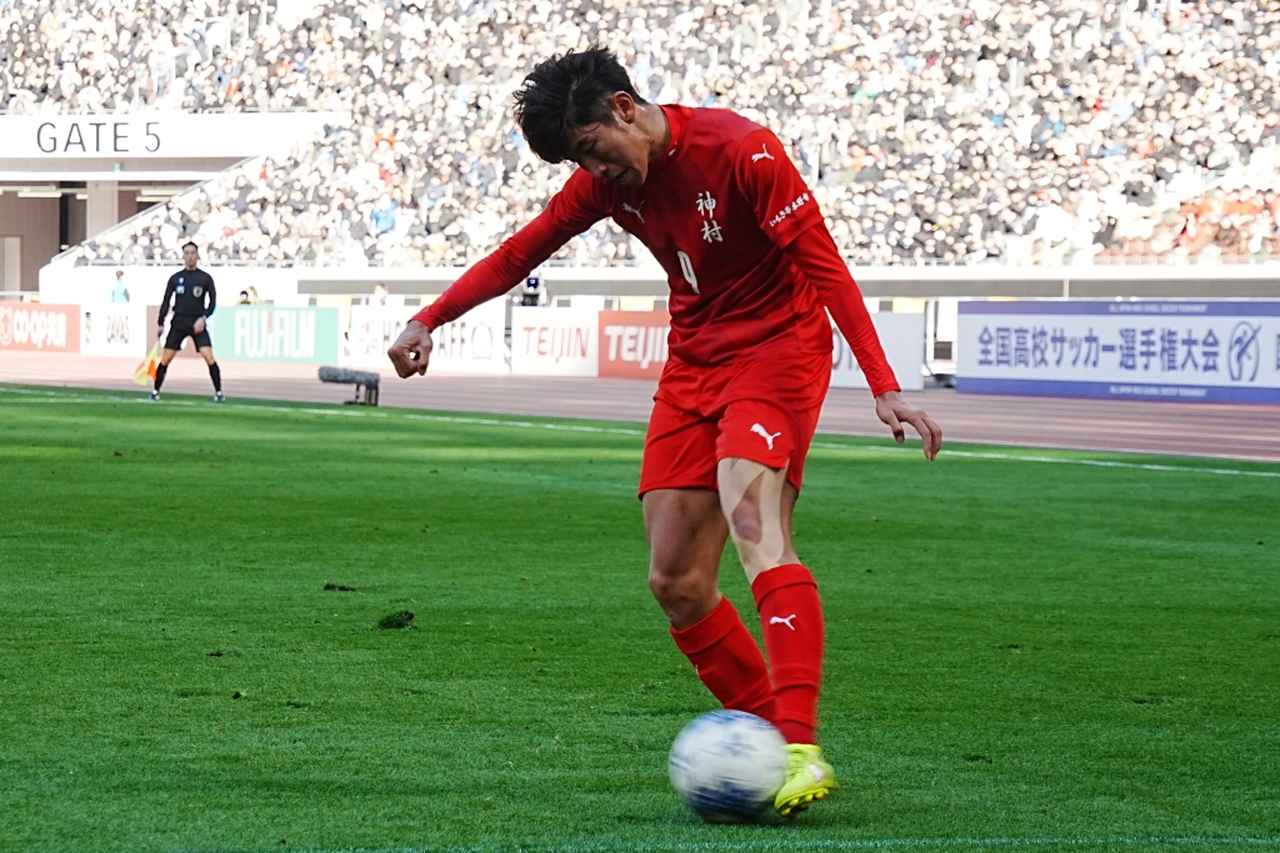 画像: クロスを上げる倉中(写真:縄手猟)