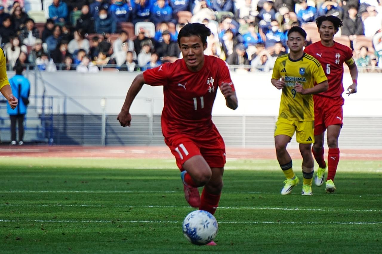 画像: 力強いドリブル突破を見せた徳村（写真：縄手猟）