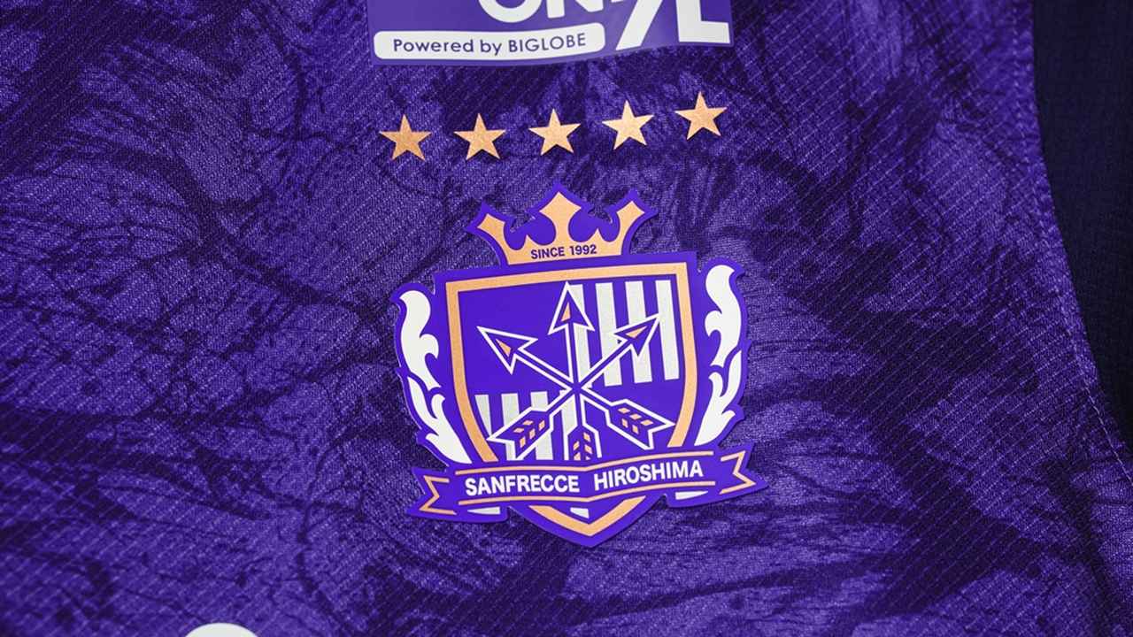 画像: サンフレッチェ広島、2026新ユニフォームを発表！百年構想リーグに向け「ホームのシャツのみ」新調…星は“5つ”に - Qoly-Sports＆the Style