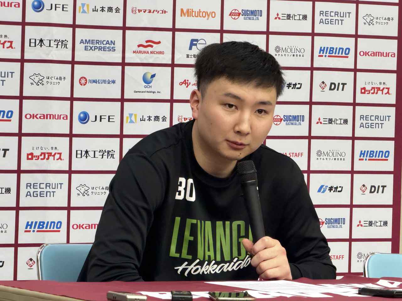 画像: 試合後の記者会見に臨む富永啓生（レバンガ北海道）　取材＝Qoly編集部