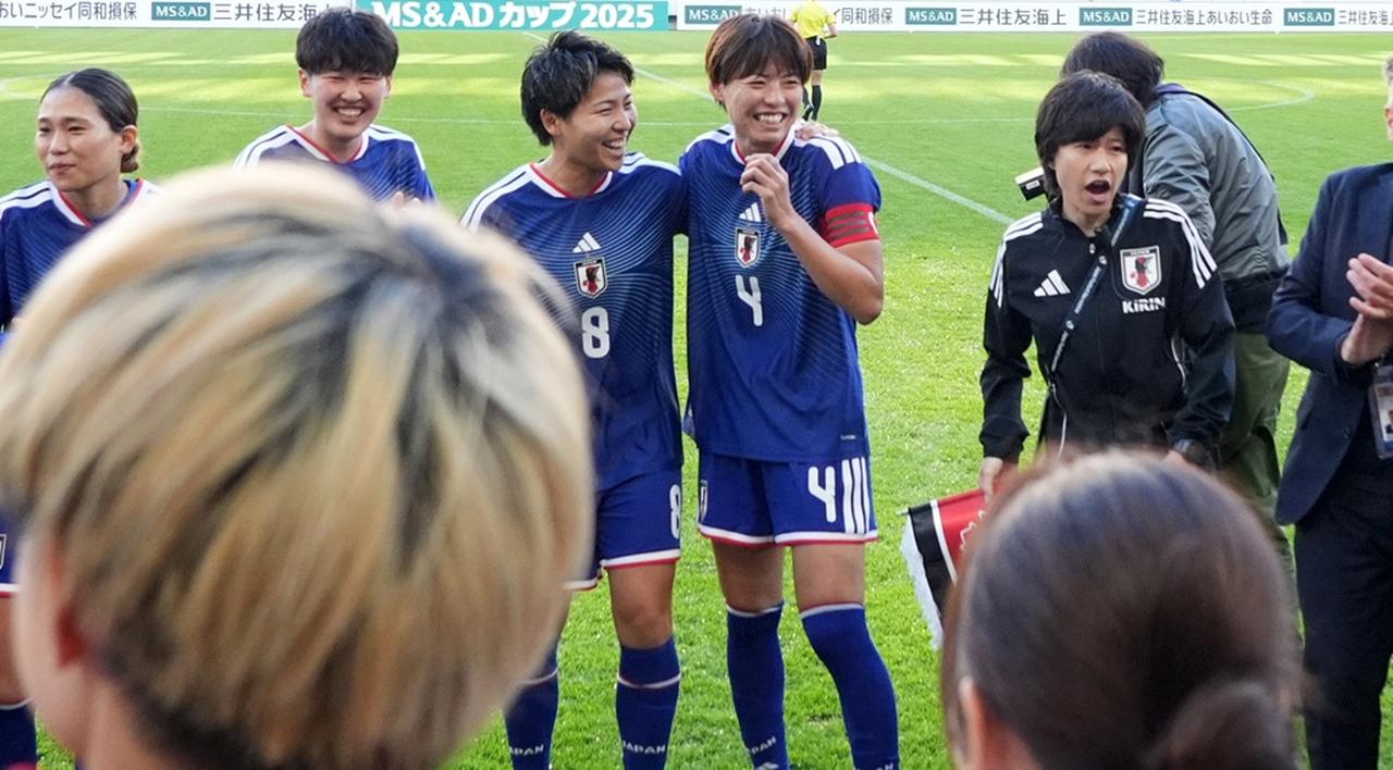 画像: 「汗だくで抱きつかないで。笑」「どんなに汗だくでも喜んで…」熊谷紗希、元盟友の鮫島彩さんと熱いハグ