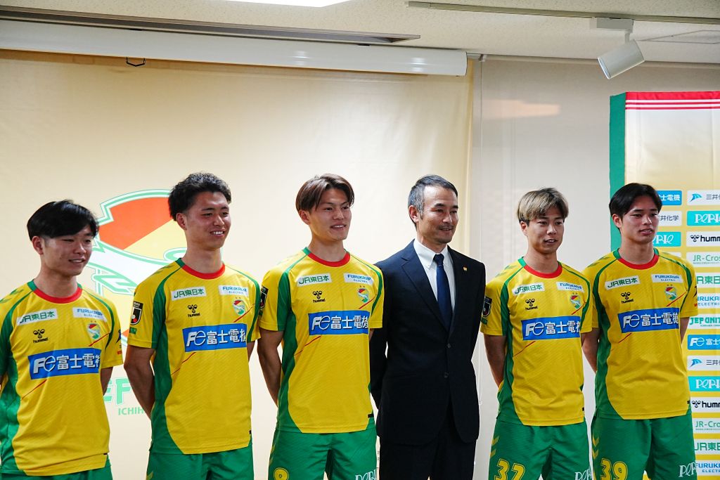 画像: 新加入選手たちと小林監督（写真：浅野凜太郎）