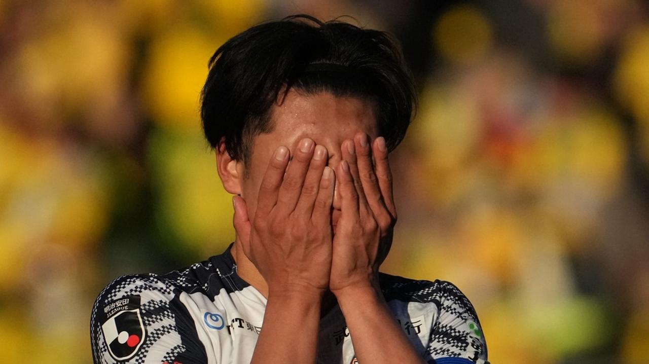 画像: 「申し訳ありません」J1昇格プレーオフで衝撃敗戦の大宮DF市原吏音が涙…サポーターに謝意