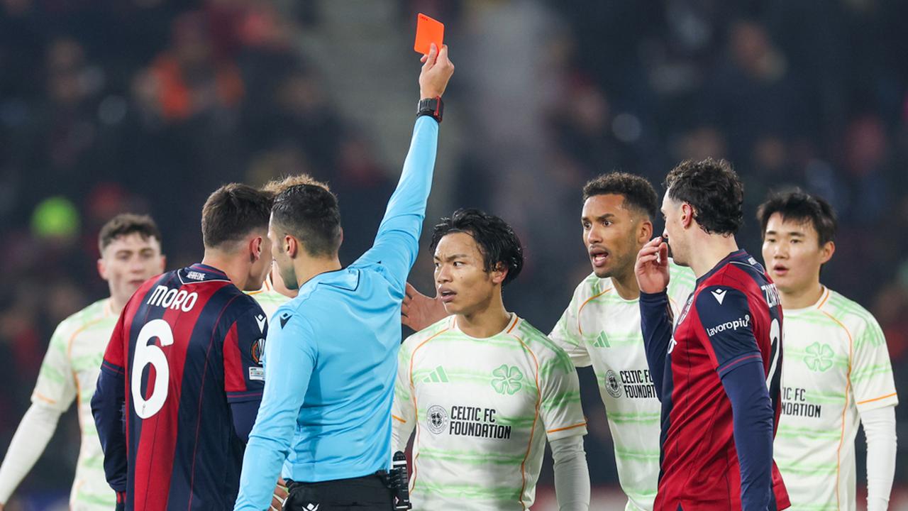 画像: 「旗手は何を考えているんだ?」「あまりにも愚か」セルティックのレジェンドが激怒…ELでの退場処分に