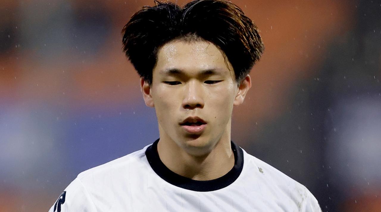 画像: 20歳塩貝健人、「小川航基選手が先発なのは当然」「いまは自分より上田綺世選手のほうが上」