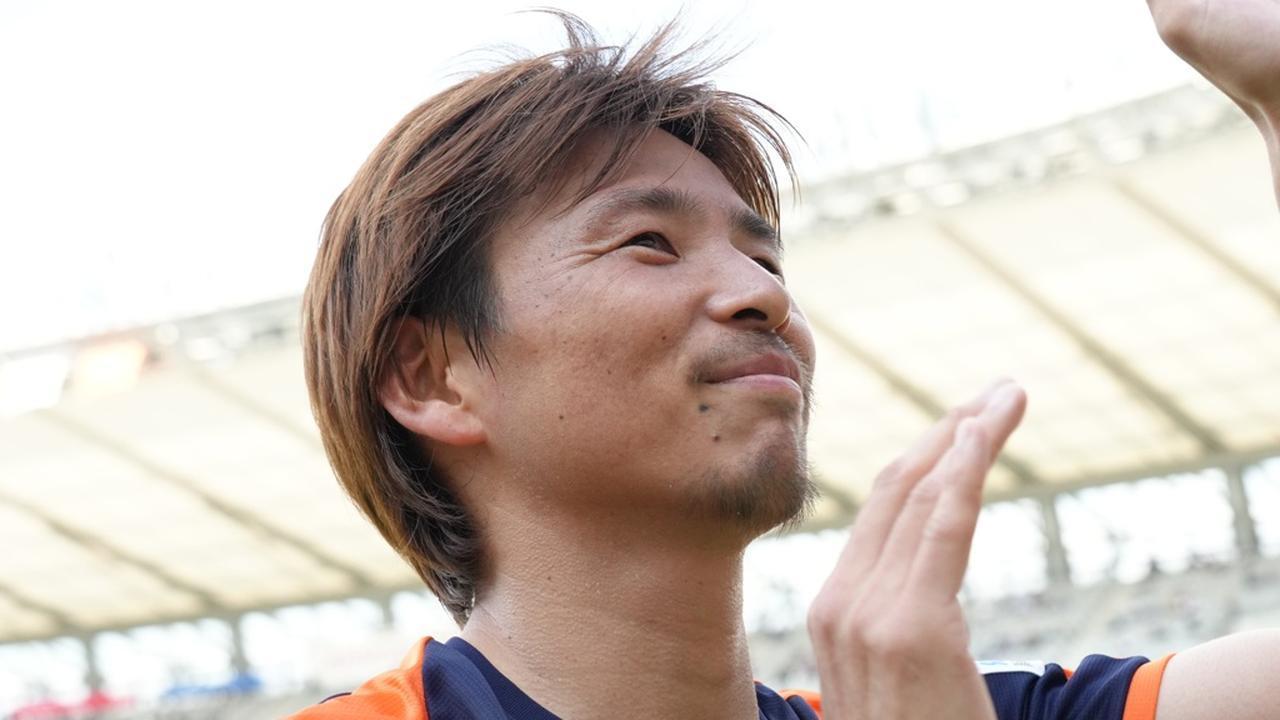 画像: Jリーグ百年構想リーグの試合球はクセあり!?「ロングボールを蹴ると…」と37歳乾貴士が感想吐露 - Qoly-Sports&the Style