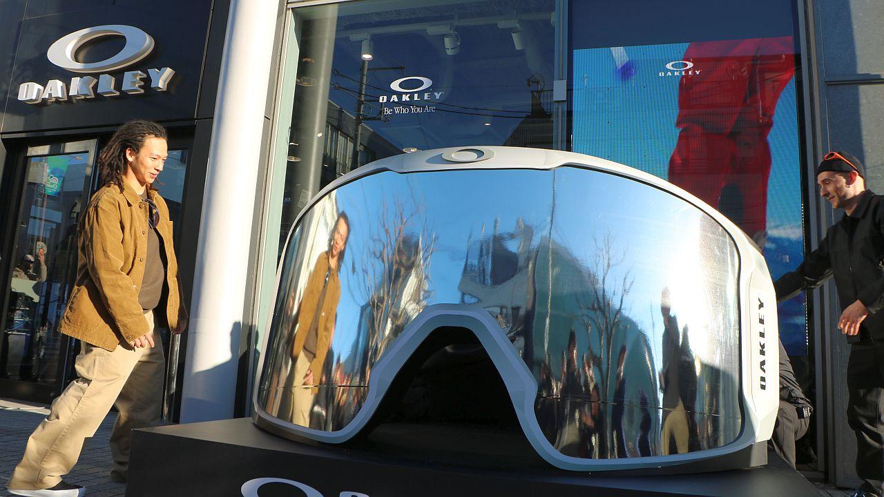 画像: 巨大化したシグネチャーゴーグルにサインをした平野選手　筆者撮影