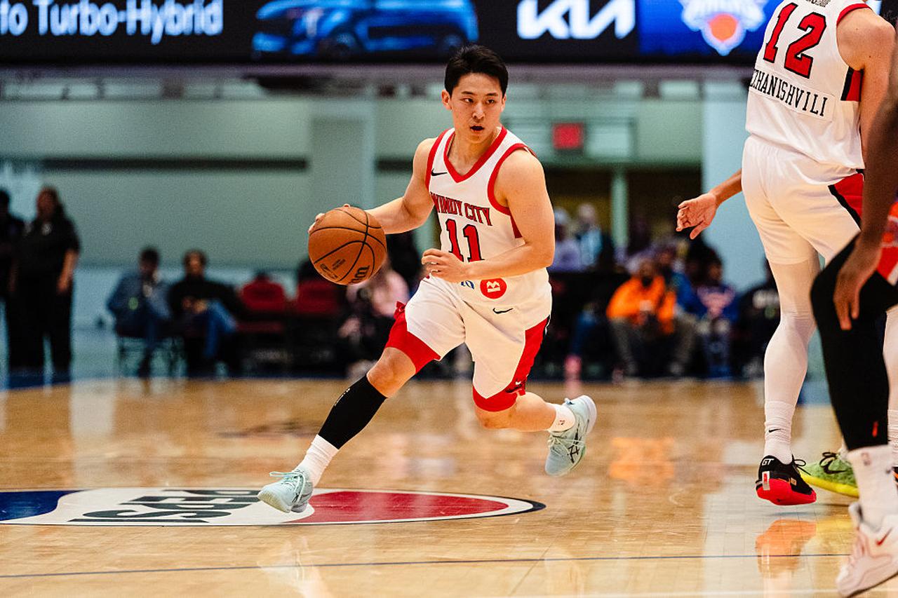 画像: 【ホワイトプレインズ（米ニューヨーク州）＝2026年1月23日】 ウエストチェスター・ニックス戦でドリブルするウィンディシティ・ブルズの河村勇輝（11）。会場はウエストチェスター・カウンティ・センター。 写真：Evan Yu/NBAE via Getty Images　Mandatory Copyright Notice: ©2026 NBAE