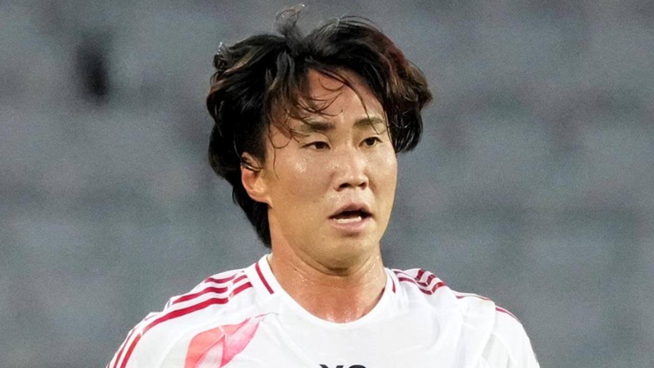 画像: アントワープ綱島悠斗の謎めいた足痙攣、著名スポーツ医師も「原因が本当に気になる」