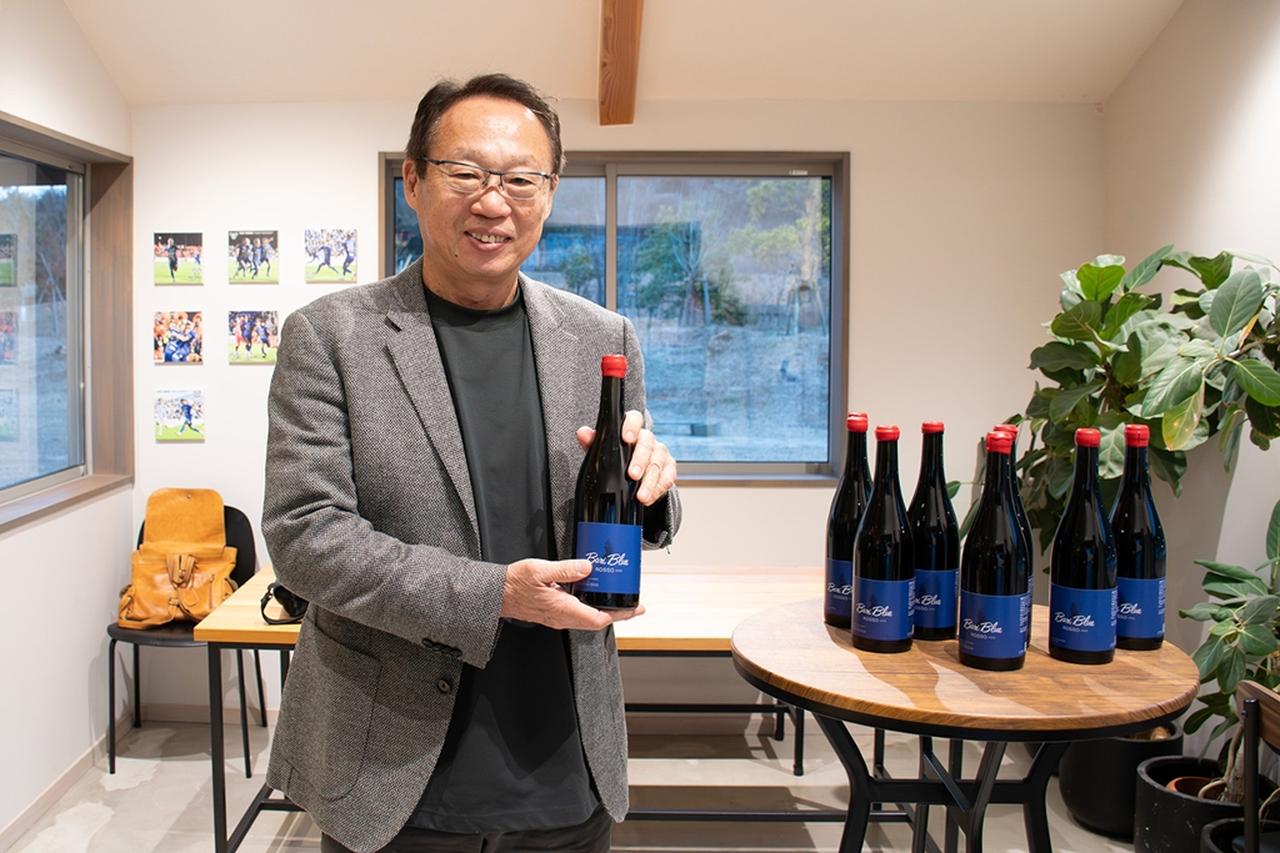 画像1: J2今治、“里山スタジアム産ワイン”『Bari Blue』がついに完成！発案は岡田武史会長…1本は「J1優勝祝勝会」のために保管へ