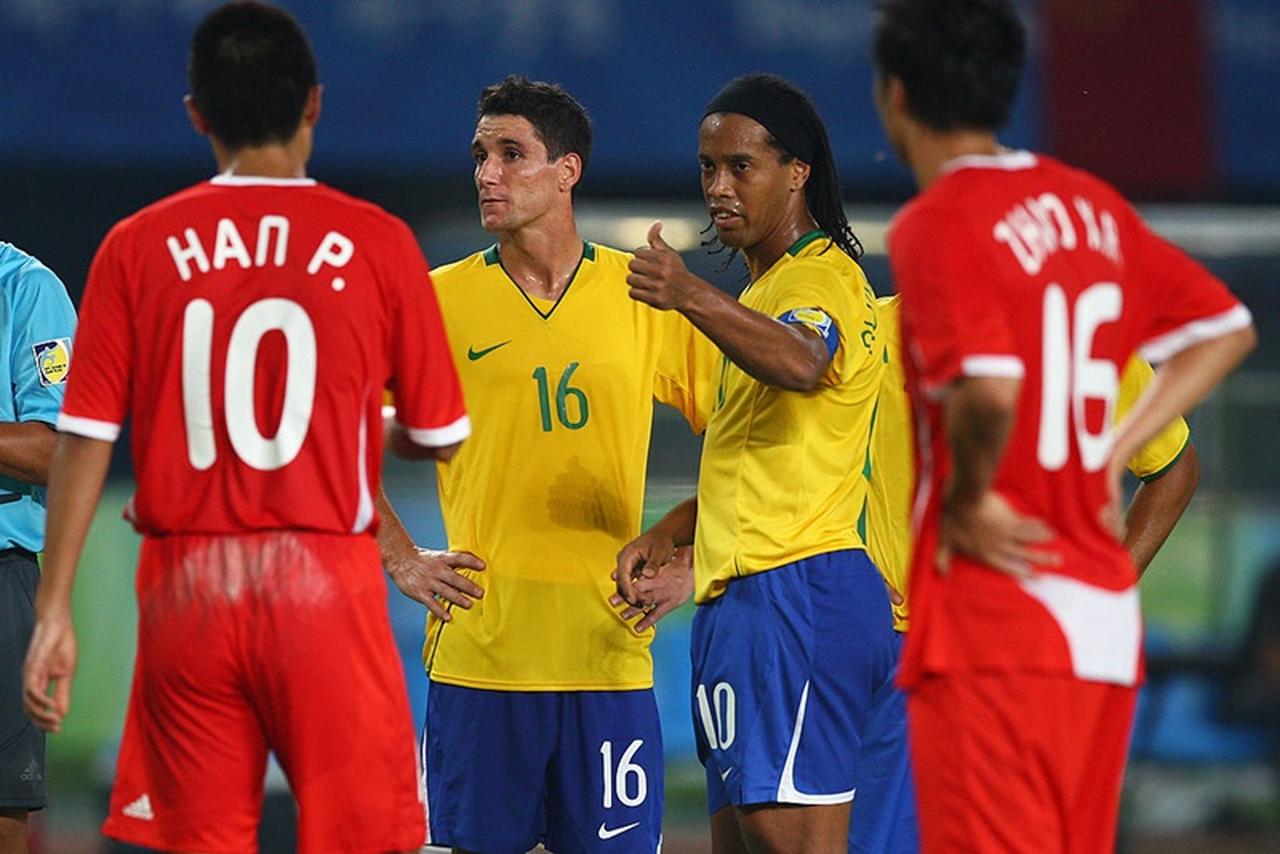 画像: チアゴ・ネーヴィス（中央左）とロナウジーニョ（中央右）