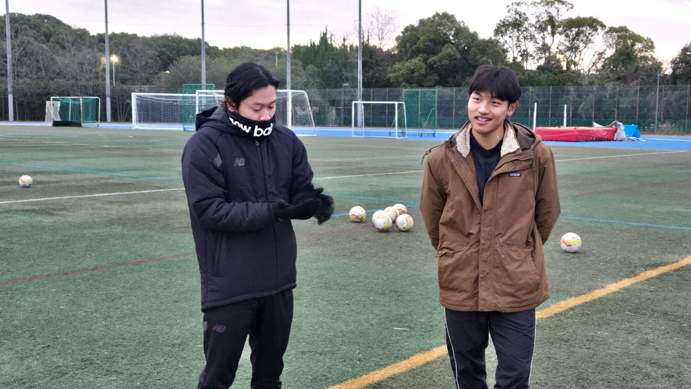 画像: 20代ではあるがあくまで指導者として接する木室さん（左）　筆者撮影