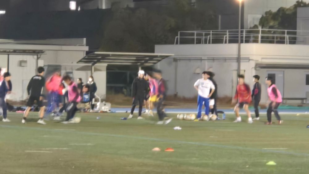 画像: 学生たちを指導する木室監督（写真中央の白いキャップを被っている人物）　筆者撮影