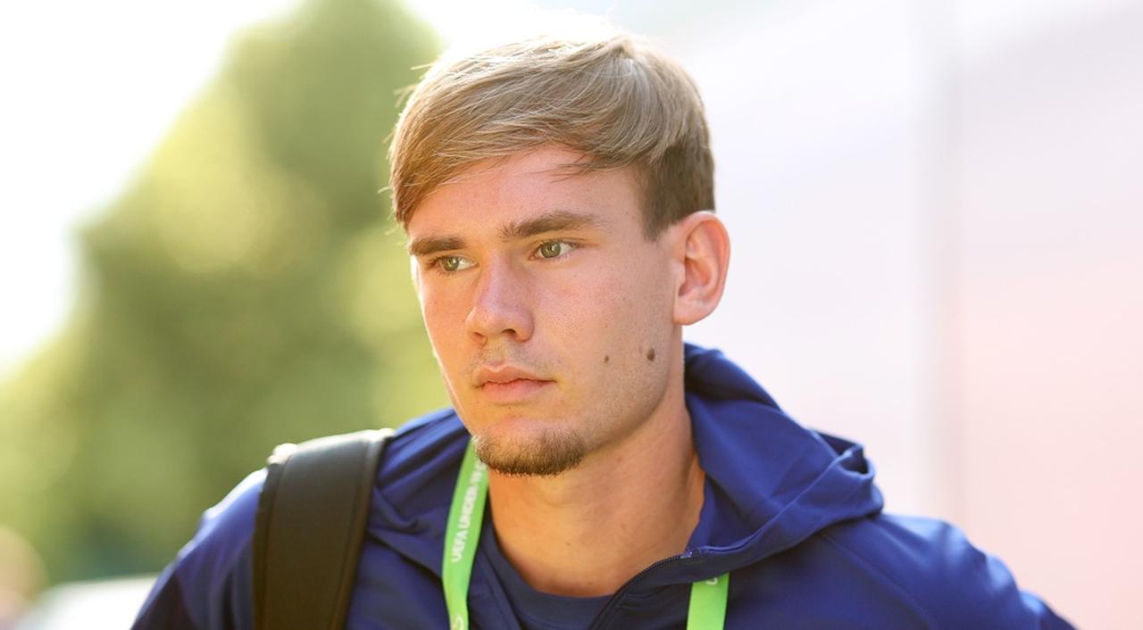 画像: ひき逃げ事故で21歳恋人が死亡する悲劇…アヤックス19歳選手が追悼で涙、宿敵フェイエも励ます - Qoly-Sports＆the Style