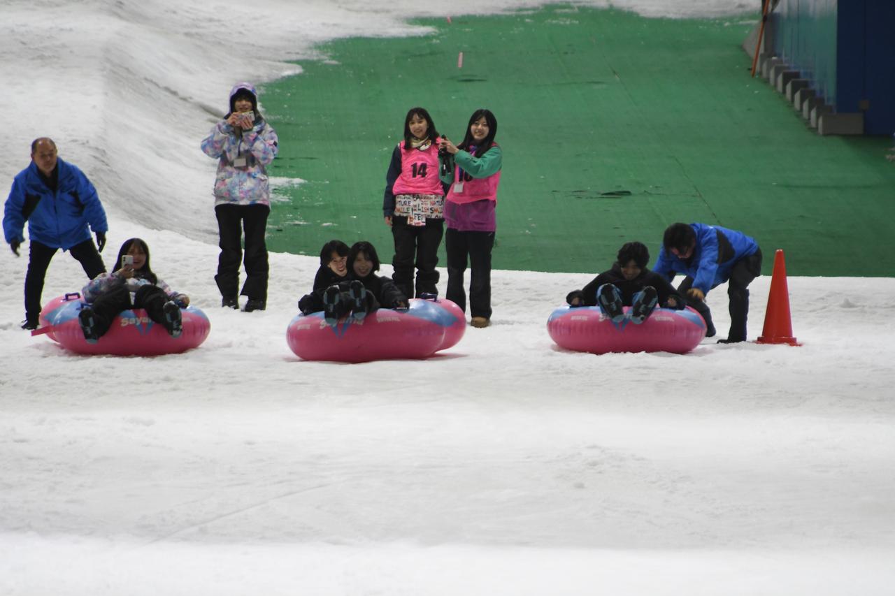 画像: スノーチューブによるレースは、ハラハラドキドキの展開に。筆者撮影