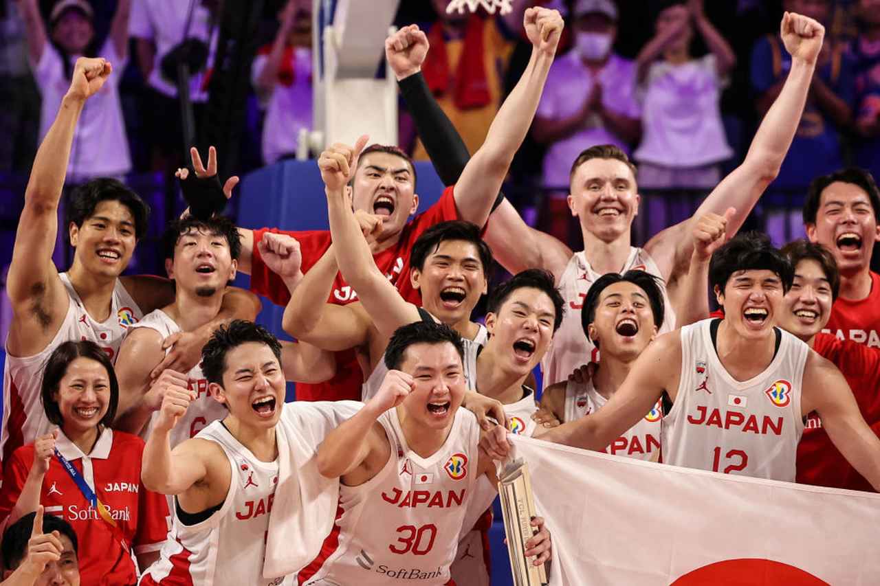 画像: 2023年9月2日、FIBAバスケットボールW杯のカーボベルデ戦で勝利を喜ぶ日本代表(Photo by Takashi Aoyama/Getty Images)