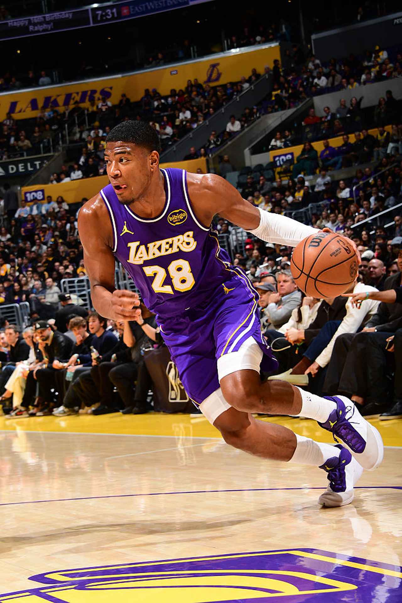 画像: 2026年2月12日、マーベリックス戦でドライブするレイカーズの八村塁（#28）。（Photo by Adam Pantozzi/NBAE via Getty Images）