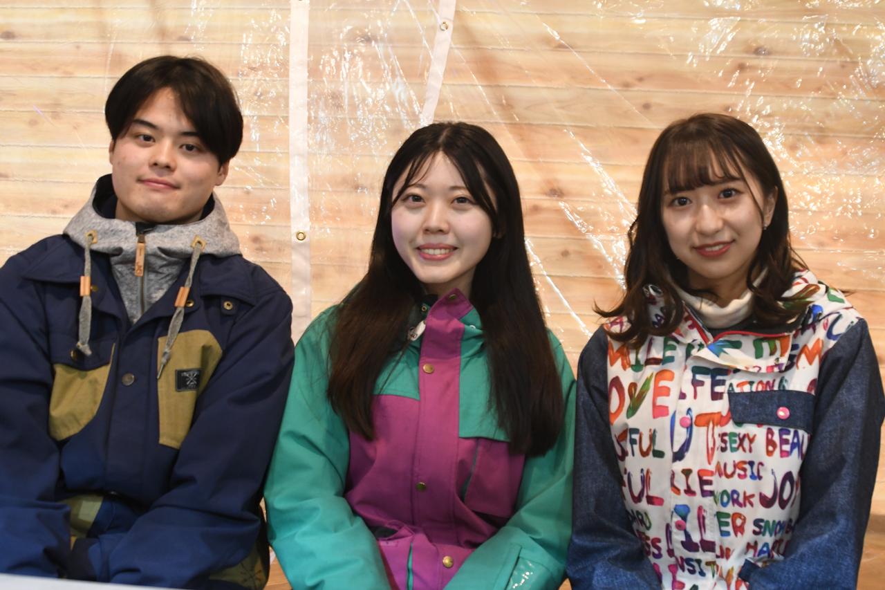 画像: インタビューに答えてくださった酒井ゼミの牛尾春和さん、松浦菜々香さん、小野寺在さん。(いずれも3年生) 筆者撮影