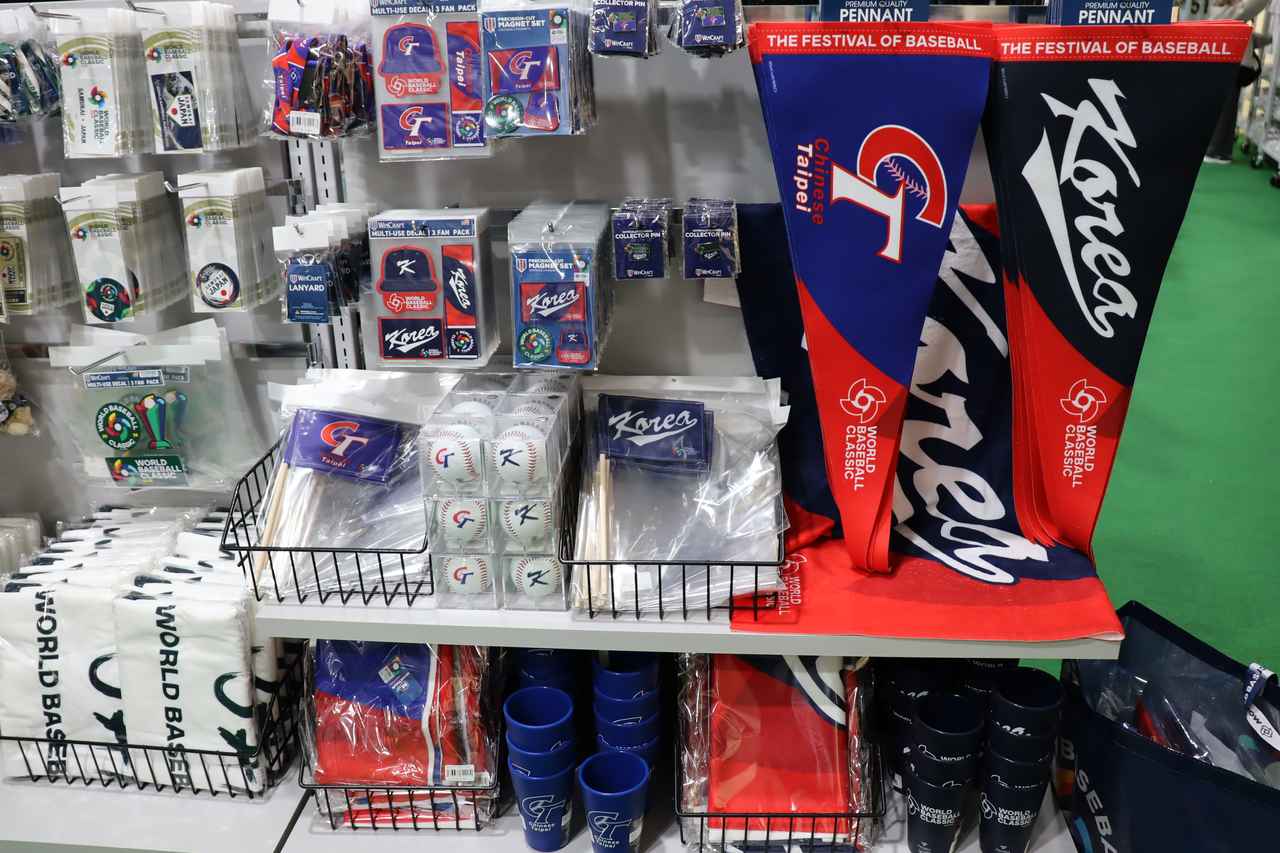 画像: 韓国やチャイニーズ・タイペイチームの関連グッズも並ぶ