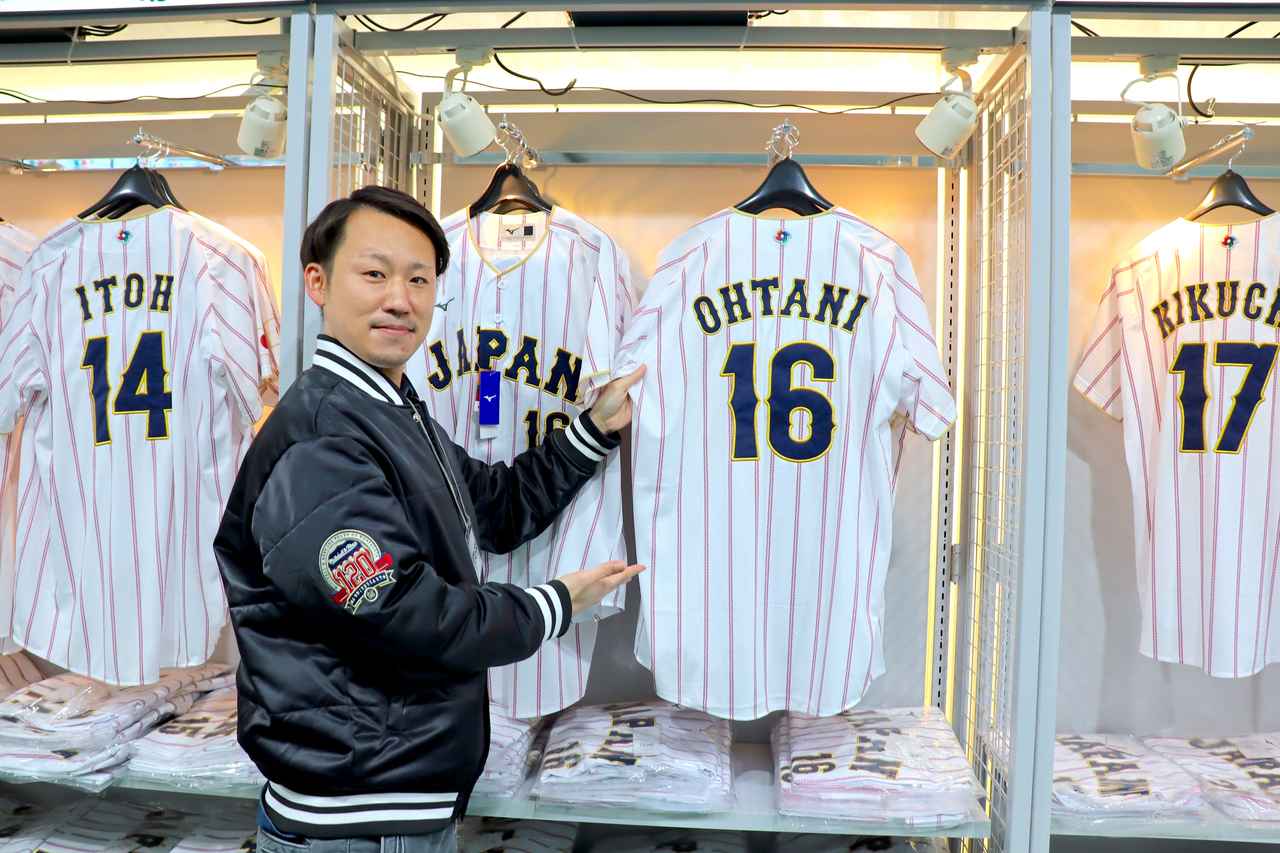 画像: 2026 WORLD BASEBALL CLASSIC(TM)選手名入りレプリカユニフォームはホーム&ビジターともに各2万円(税込)