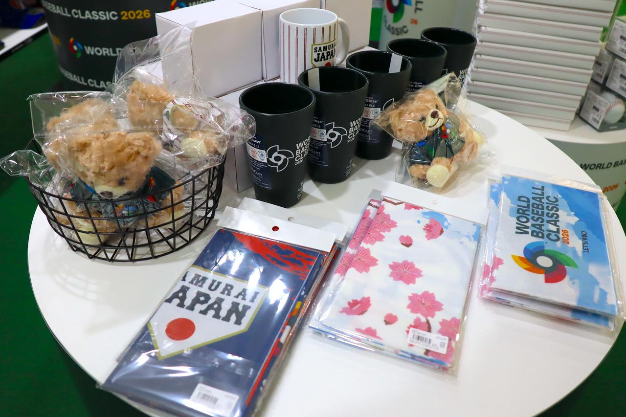 画像: 贈り物としても喜ばれそうな「2026 World Baseball Classic ユニフォームベアキーチェーン」3000円(税込)、「2026 World Baseball Classic 手ぬぐい(富士山和柄)(World Baseball Classic × 侍ジャパン)」1200円(税込)など