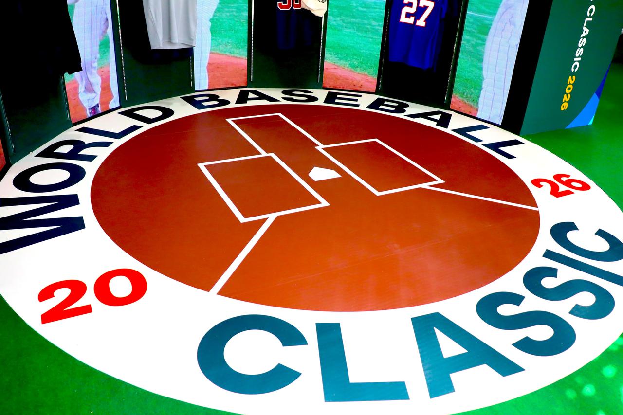 画像: バッターやキャッチャーになれる? バッターボックス風のフロア