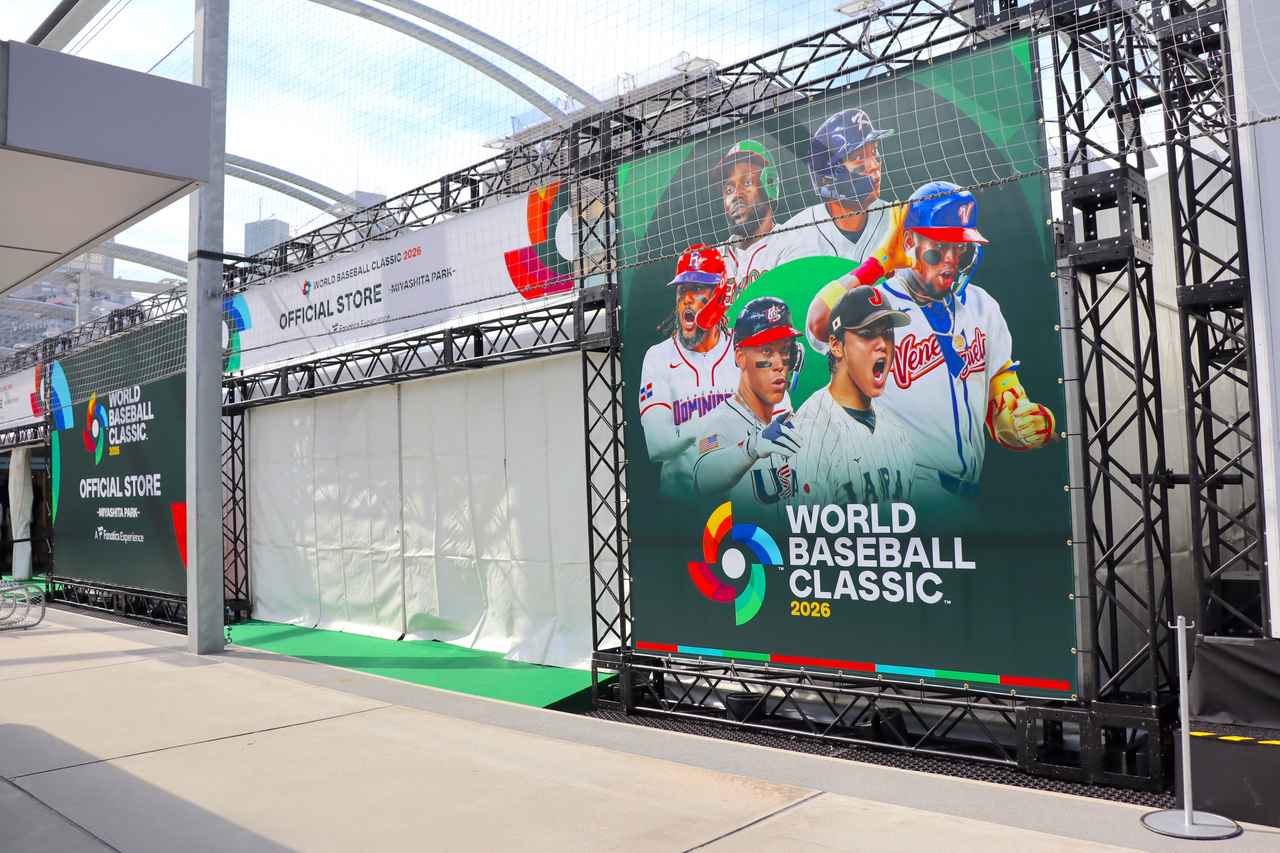 画像: 選手の写真が並び、期待が高まるWBCオフィシャルストアの外観