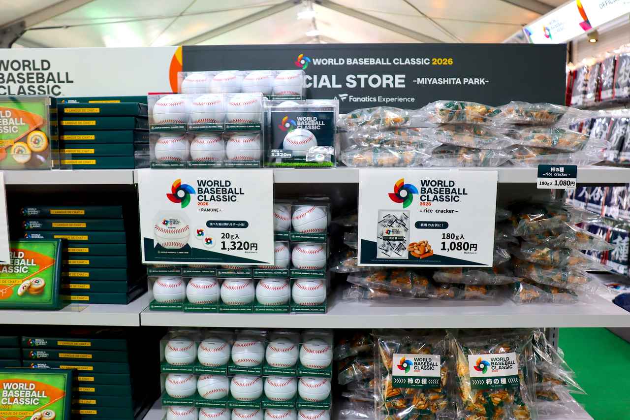 画像: お土産にもぴったりなプリントラムネ缶(20g入/1320円)、観戦中に楽しみたい柿の種(180g/1080円、いずれも税込)