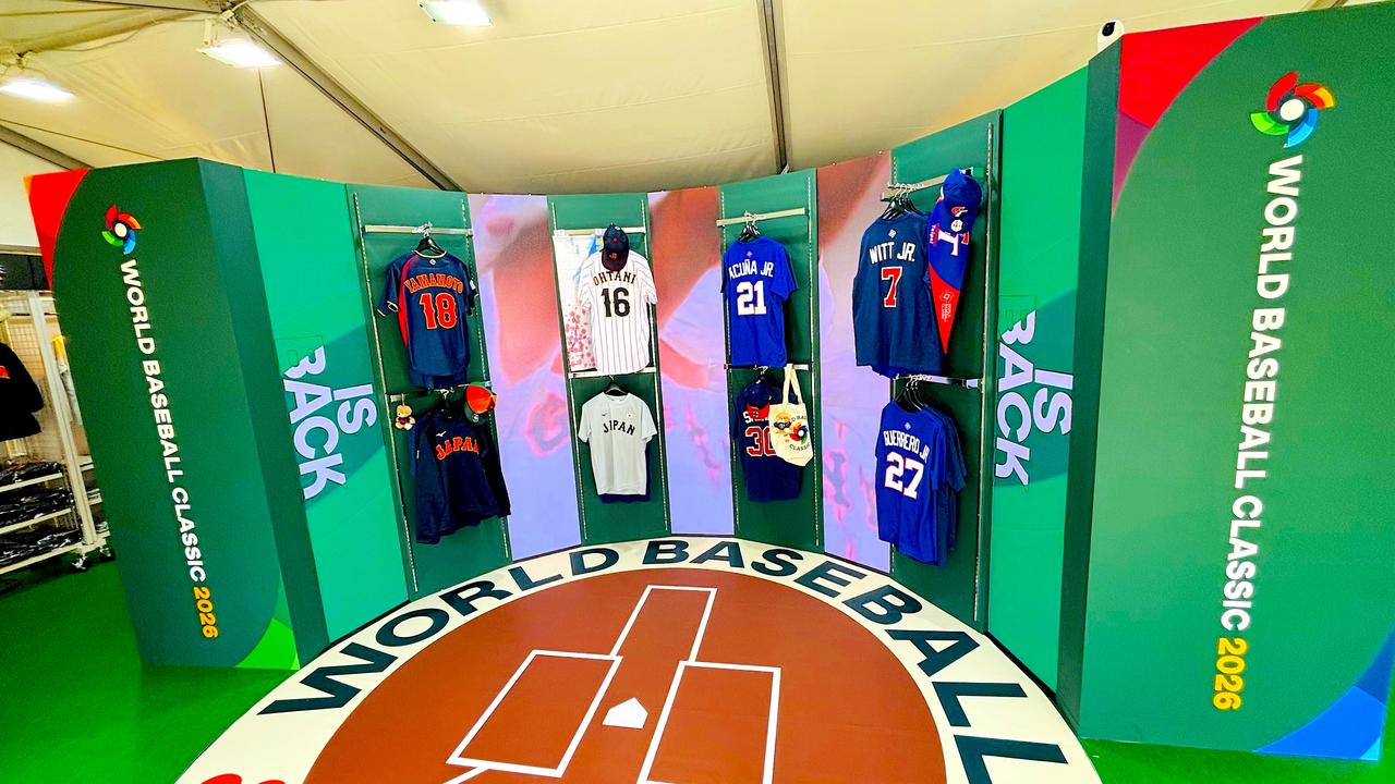 画像: エントランスにはストアで購入可能なユニフォームやグッズを展示