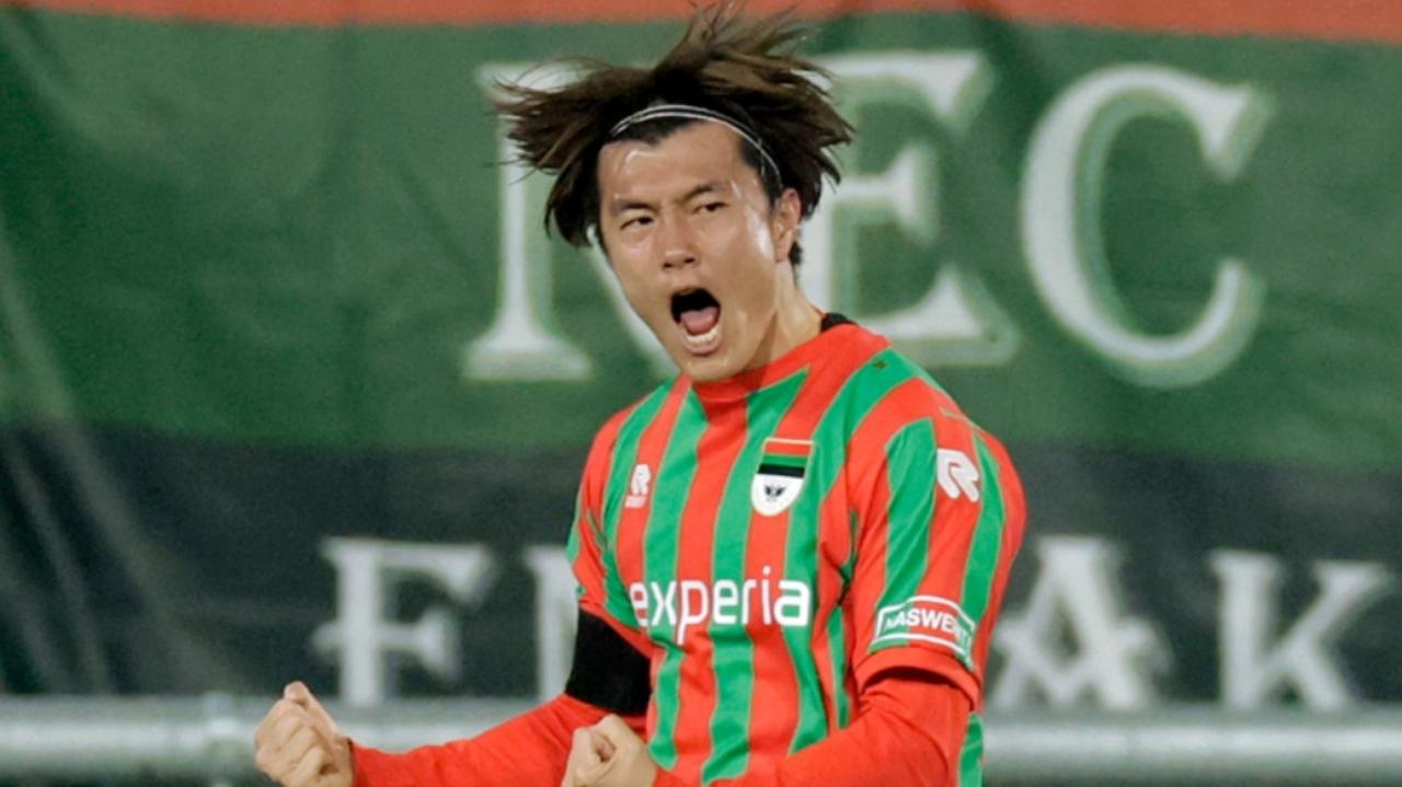 画像: NEC小川航基、今季7点目ゴール！花火事故で亡くなった16歳ファンを悼む横断幕と拍手も - Qoly-Sports＆the Style