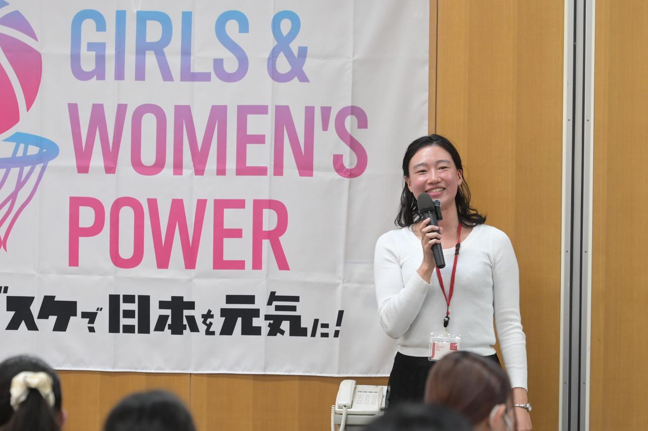 画像: FIBA公認国際審判員。会社経営、アートキュレーター、一児の母でもある高野さん　©日本バスケットボール協会