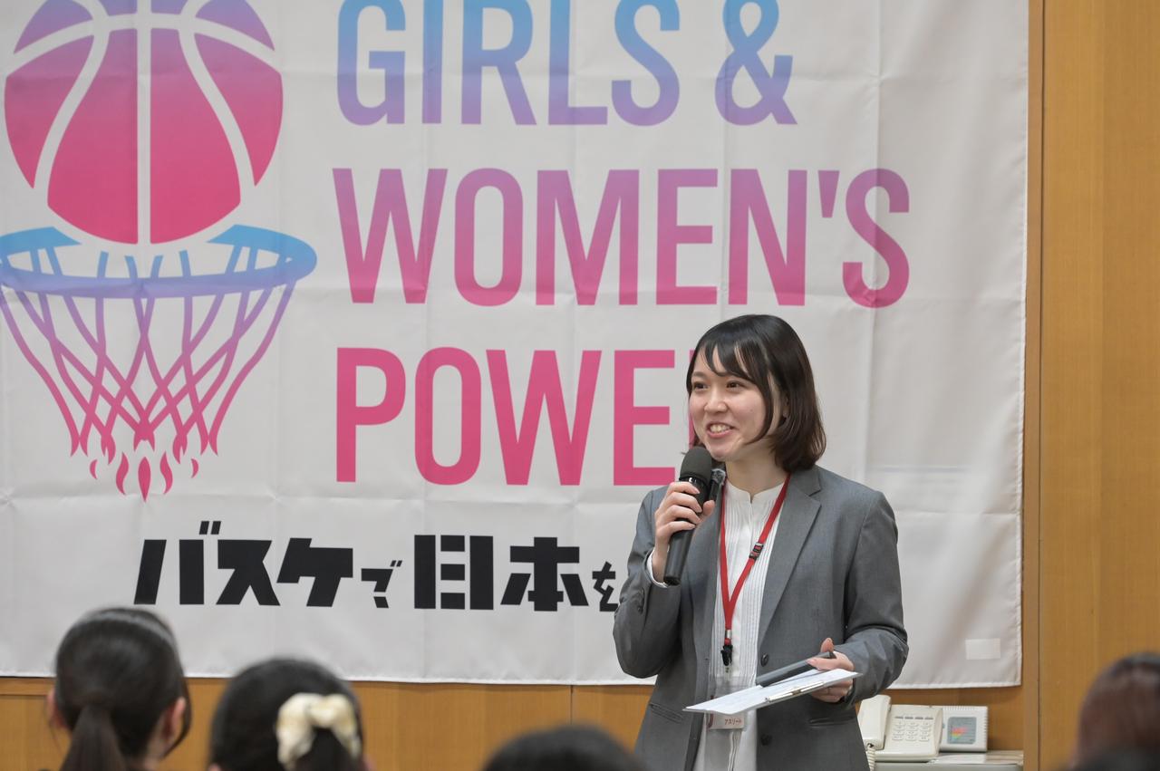 画像: 東京と京都の2拠点で全国大会やトップリーグの試合のTOを担当する武市さん　©日本バスケットボール協会