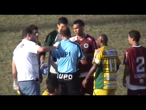 画像: JOGADOR DÁ SOCO NO ÁRBITRO após levar cartão vermelho www.youtube.com