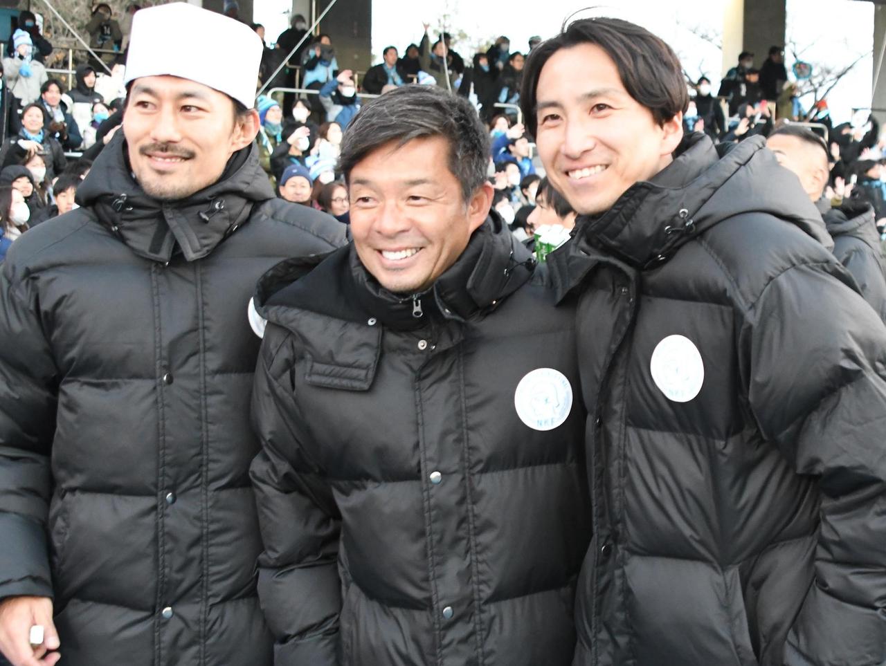 画像: 今季までフロンターレの指揮官を務めた鬼木達氏（真ん中）も選手として、この試合では選手としてプレー。試合中には中村憲剛とパス交換する場面も見られた。写真右は武岡優斗、左は家長昭博。