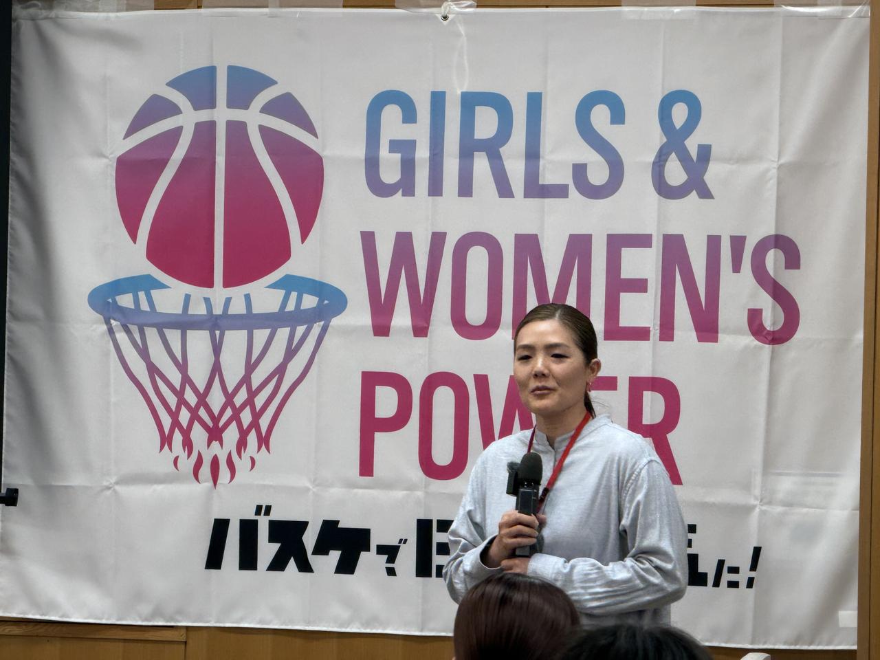 画像: 現在はB.LEAGUE 三遠ネオフェニックスでアシスタントコーチ兼通訳として活躍中の綾部舞さん