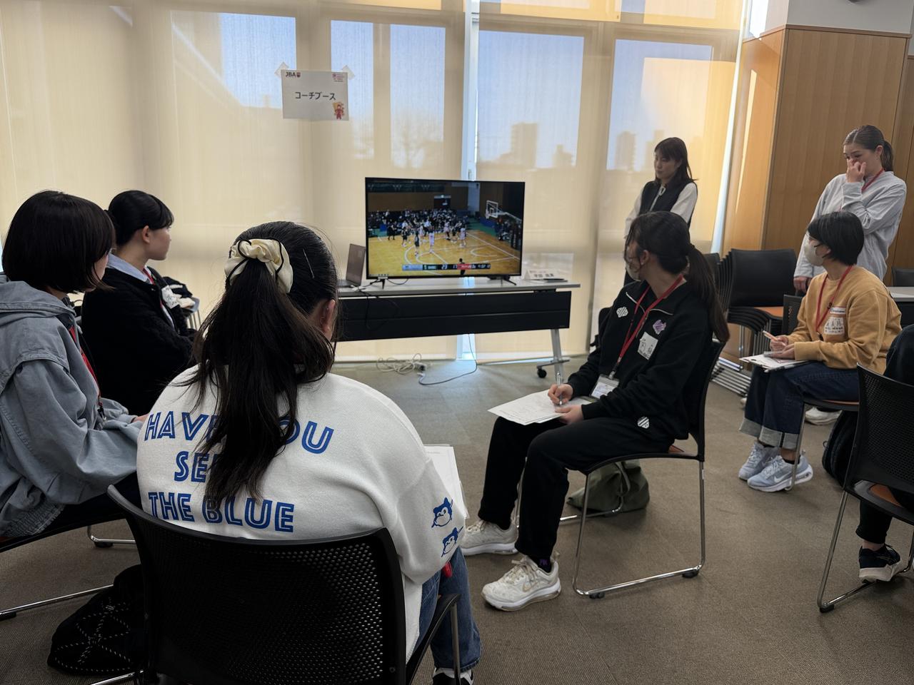 画像: 「コーチブース」で行われた映像を見ながらの意見交換ワーク