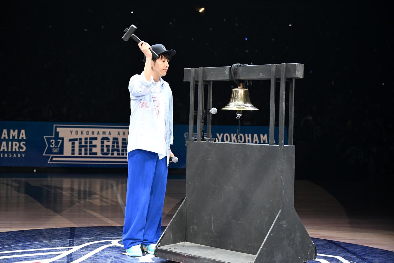 画像: ©B-CORSAIRS　　試合前の鐘を鳴らすセレモニーに登場した、フォークデュオ「ゆず」の北川悠仁さん