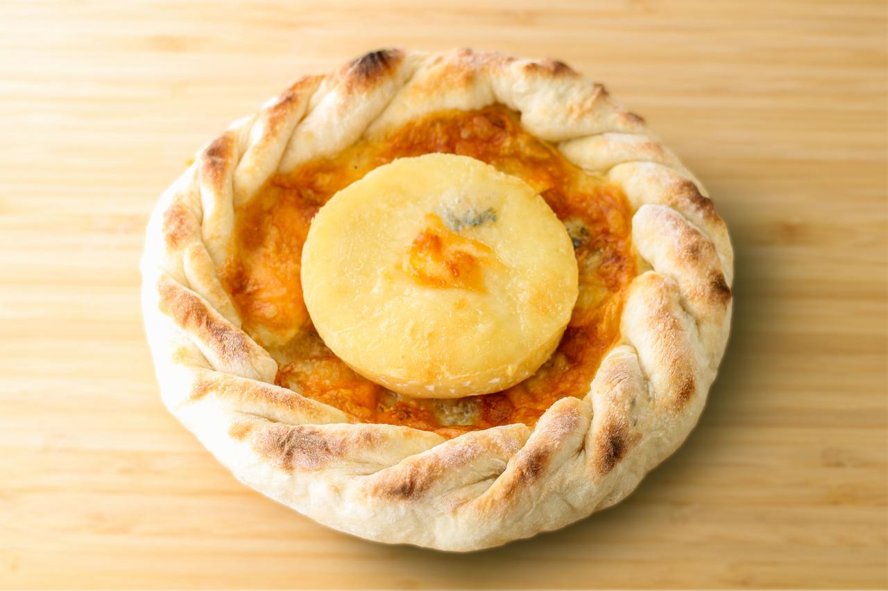 画像: 10種のチーズピザ(提供:埼玉西武ライオンズ)