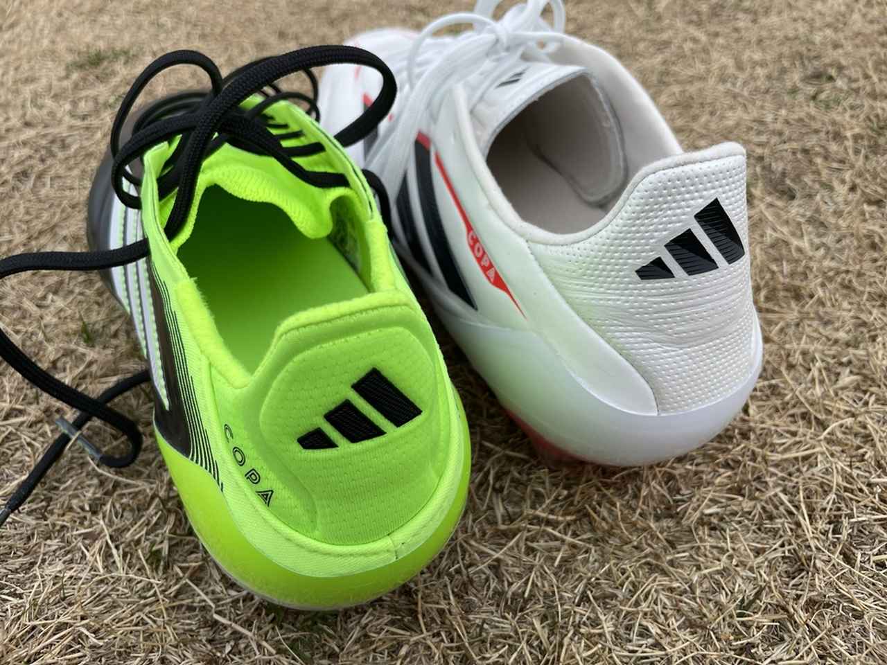 画像: 『コパ ピュア 3』（左）と『コパ ピュア 4』（右）。見た目は大きく変わらないが、『コパ ピュア 4』のほうがヒールカップ以外もしっかりとしている。 (C)Qoly