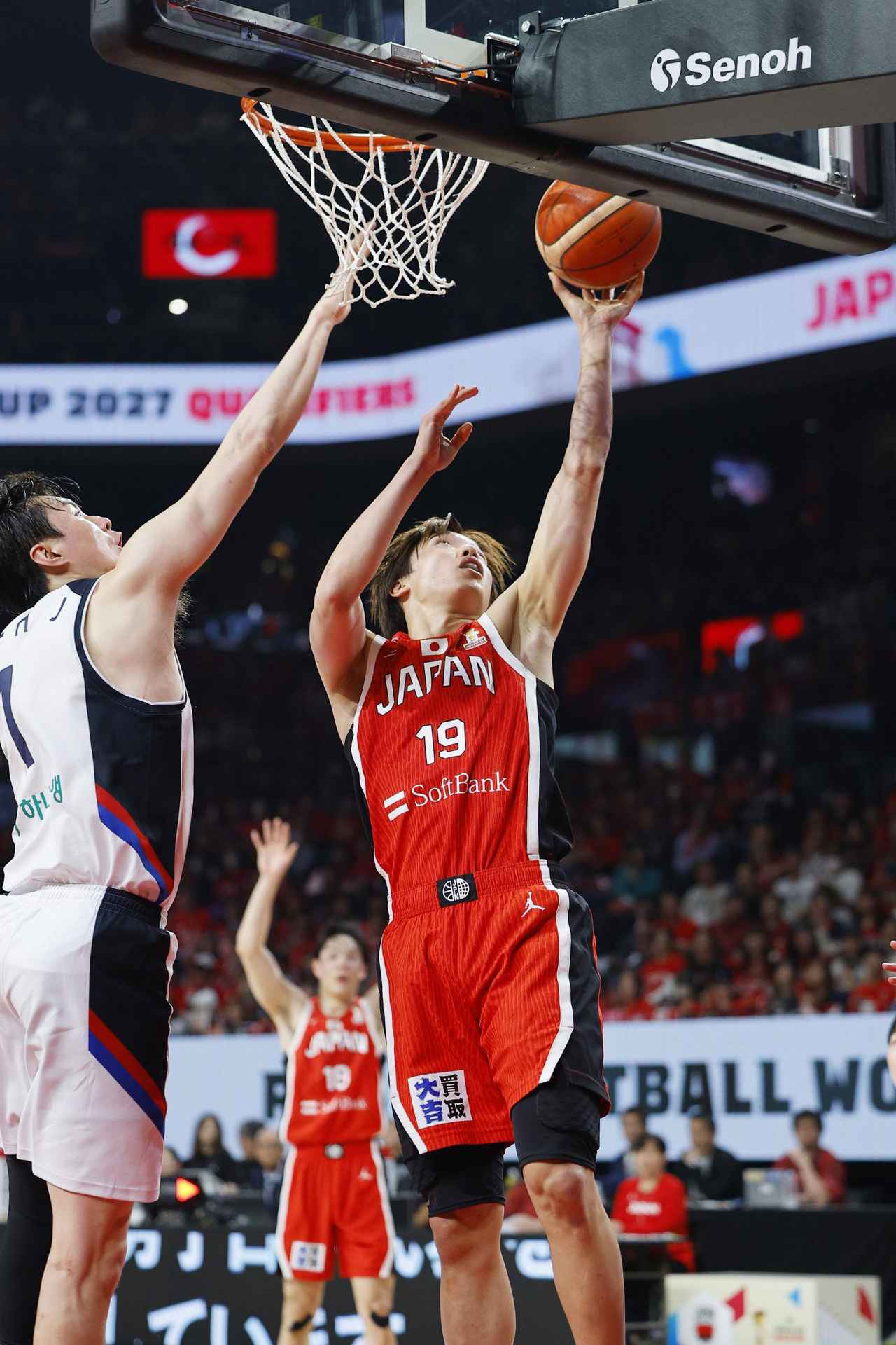 画像: 日本―韓国　第２クオーター、シュートを決める西田（右）＝沖縄サントリーアリーナ、26年3月バスケＷ杯アジア１次予選