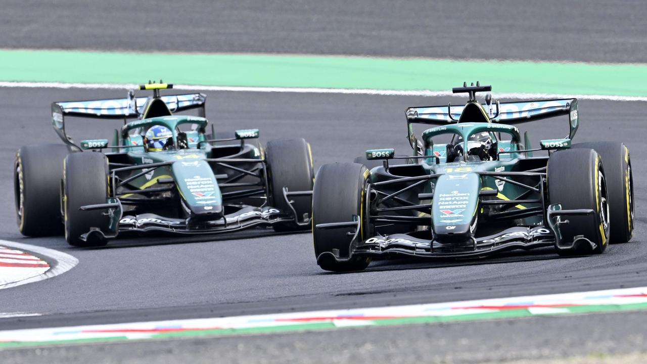 画像: アストン・マーチン勢 Ｆ１日本ＧＰ決勝 　リタイアしたアストン・マーチンのランス・ストロール（右）と１８位だったフェルナンド・アロンソ＝鈴鹿サーキット