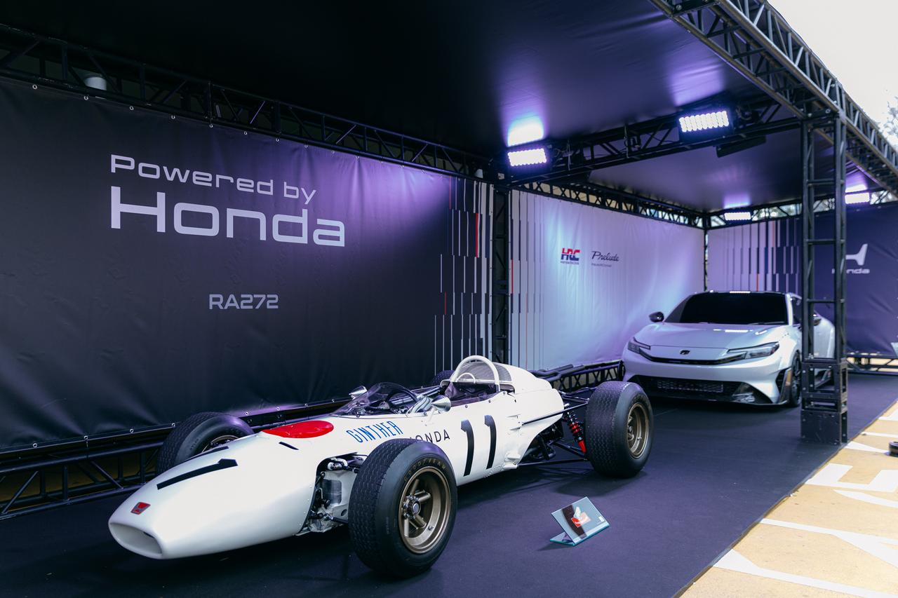画像: 本田技研工業にF1初優勝をもたらした伝説的なマシン「RA272」（手前）や、アストンマーティン・アラムコ・F1チームの「AMR26」（下）などの展示も行われた。