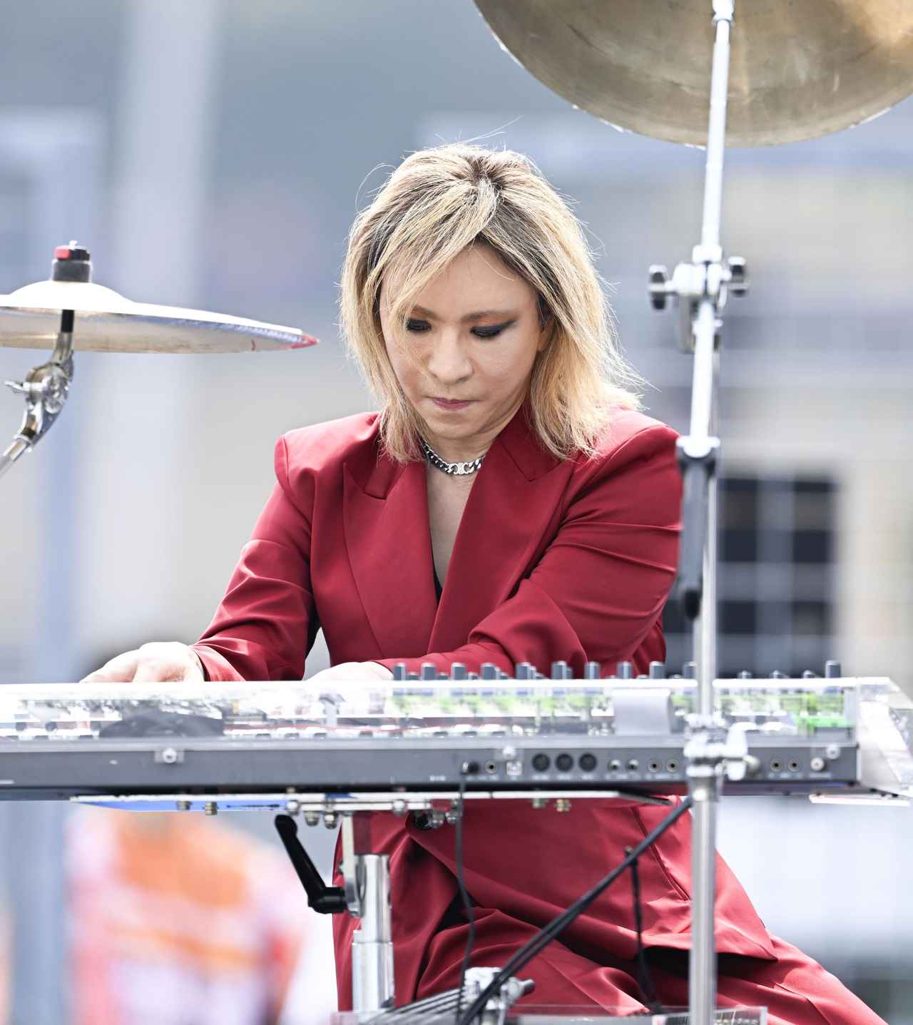 画像: Ｆ１日本ＧＰ決勝 スタート前のセレモニーで国歌を演奏するＹＯＳＨＩＫＩさん＝鈴鹿サーキット