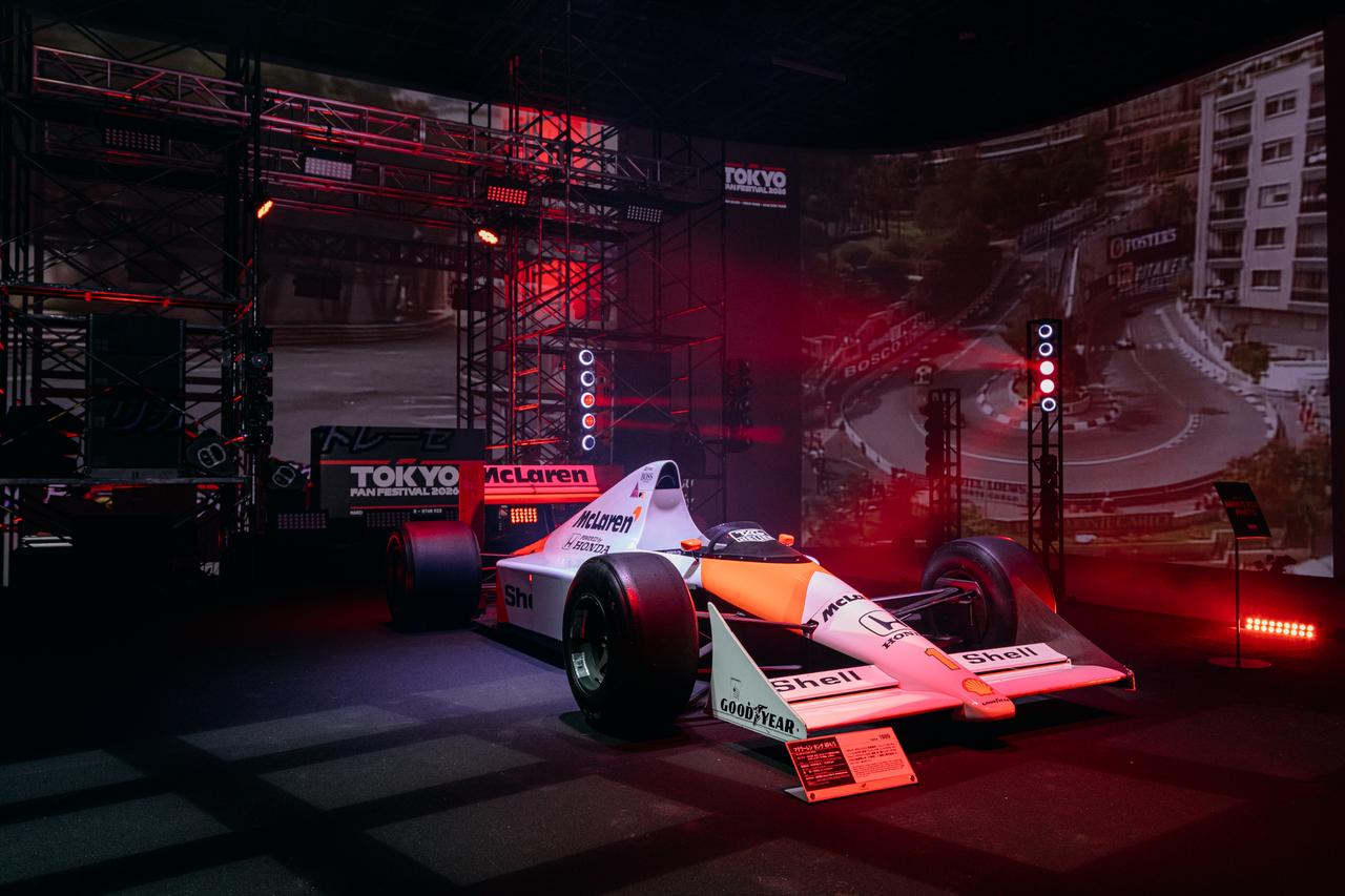 画像: 1989年シーズンにアイルトン・セナと共に勝利を重ねた「McLaren Honda MP4/5」の展示も。この日は、実際に乗車して写真を撮ることができるとあって、多くのファンが列を作った。