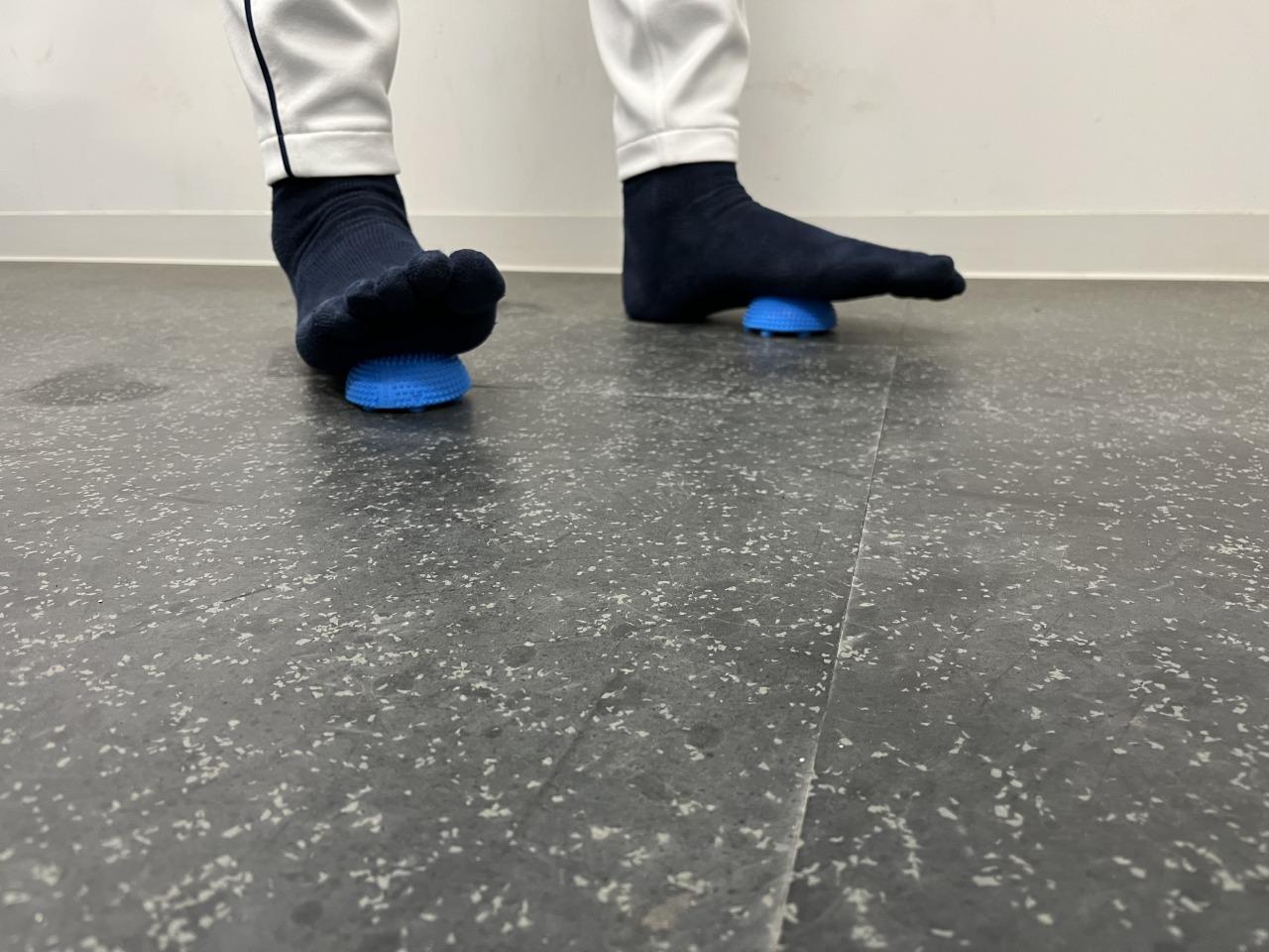 画像: 攻守のバランスを崩さないためにRAD NEURO ROLLER MINIで足裏をケア